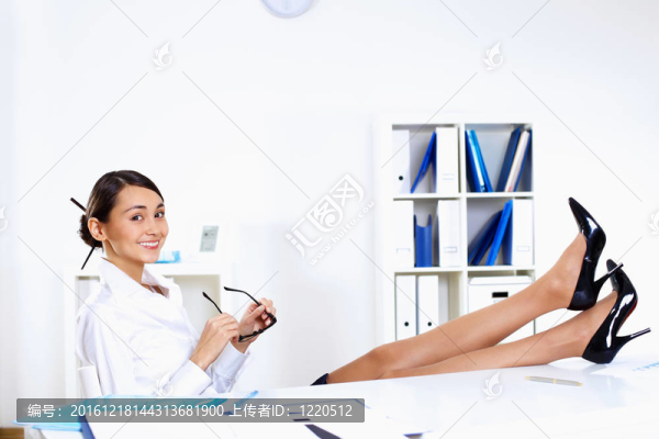 年輕婦女在辦公室上班