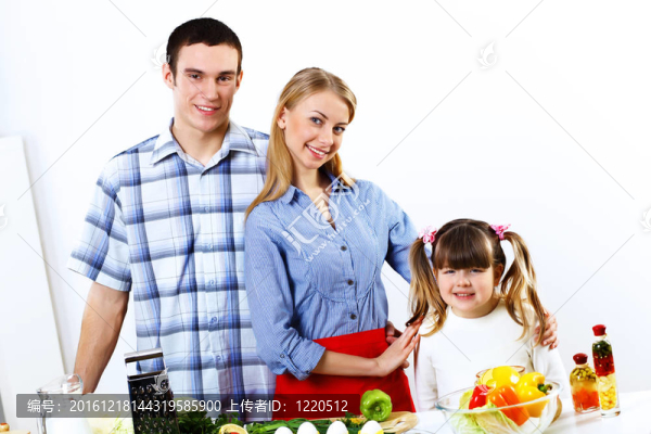 家里有個(gè)女兒一起在家做飯
