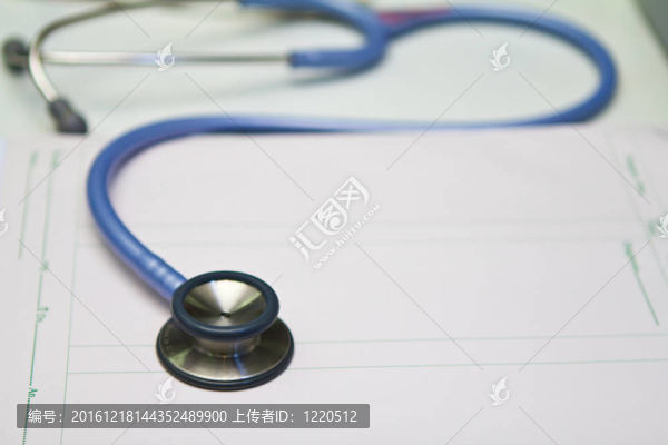 在白色背景上的醫(yī)用聽診器