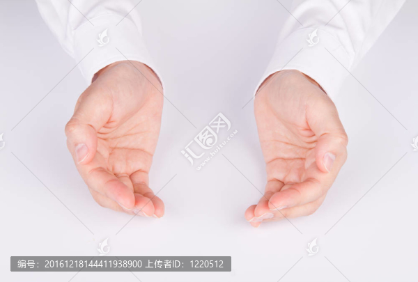 兩個(gè)女人的手的位置像控上白表鍵盤