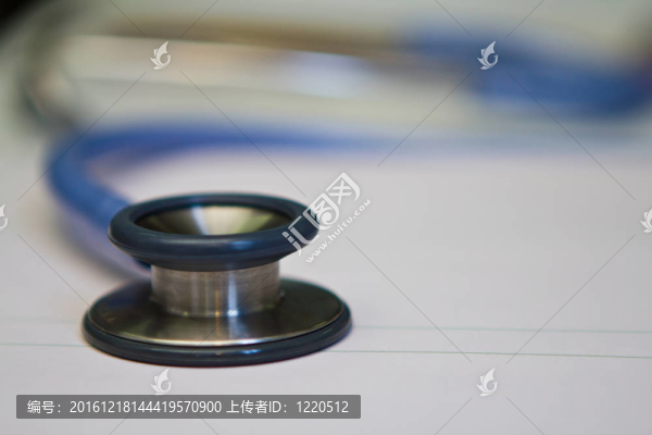 在白色背景上的醫(yī)用聽(tīng)診器