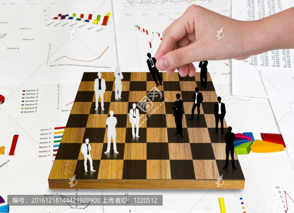 手玩棋牌游戲與商務人物剪影