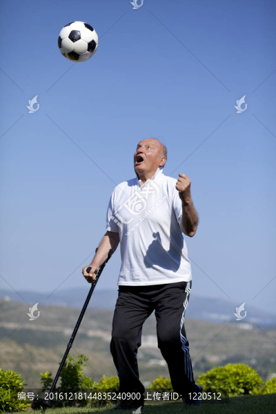 奧德曼在公園踢足球