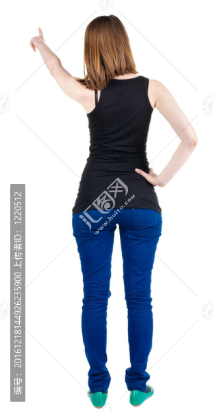 年輕的黑發(fā)女人指著墻后視圖