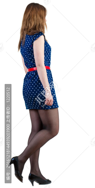 藍(lán)色連衣裙中的回頭女人。
