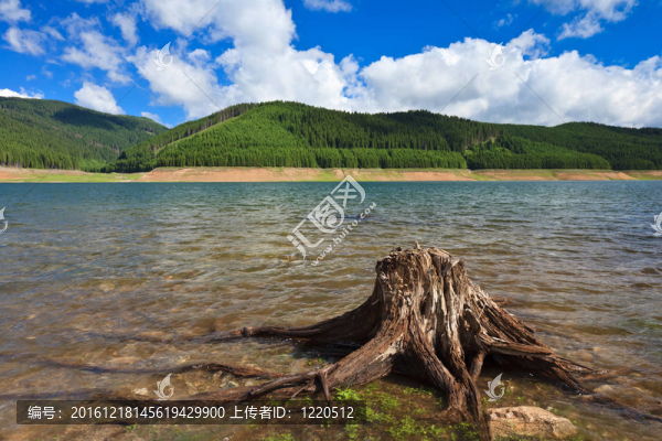 山上的湖