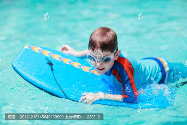 沖浪板小男孩