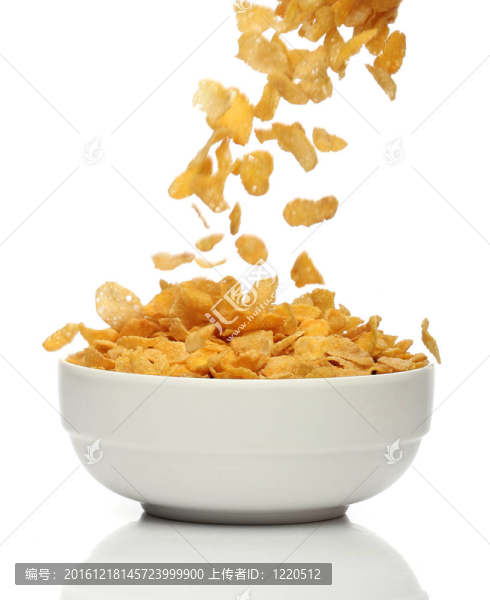 把玉米片放入碗中；在白色的背景