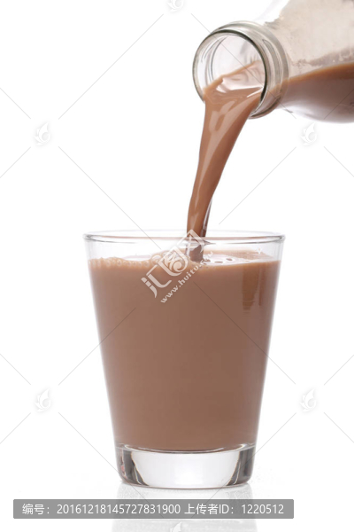 把牛奶巧克力倒進玻璃杯里的瓶子