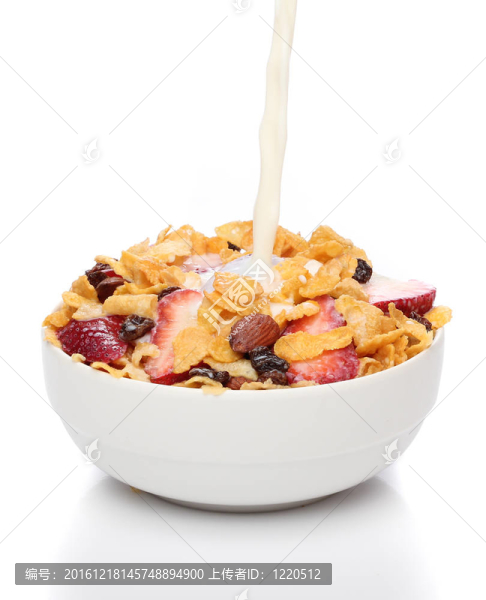 把牛奶放入一碗麥片和水果