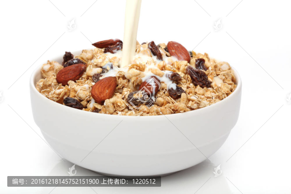 牛奶澆到一碗麥片粥