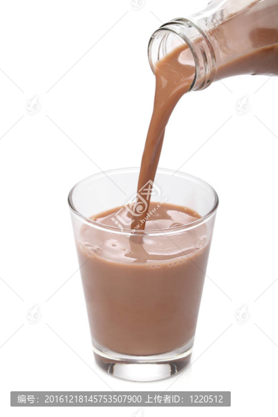 把牛奶巧克力倒進玻璃杯里的瓶子