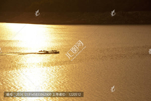 在普密蓬水壩（前身為泰國yanhi壩）。