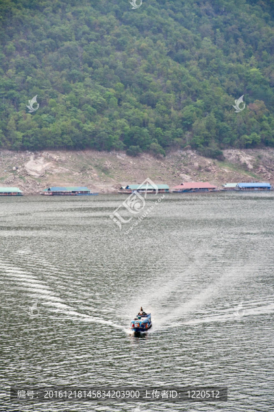 在普密蓬水壩（前身為泰國yanhi壩）。