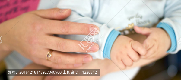 嬰兒在母親的手上特寫