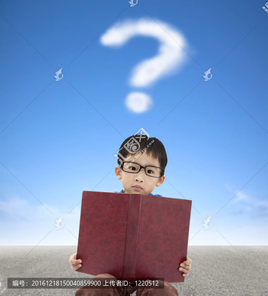小男孩捧書和問號云背景