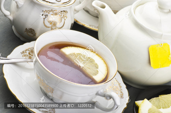 桌上放著一杯檸檬茶