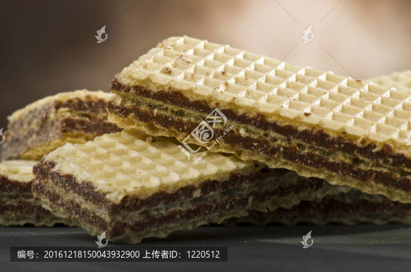 桌上不同位置的巧克力威化