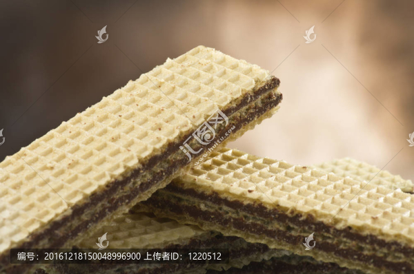 桌上不同位置的巧克力威化