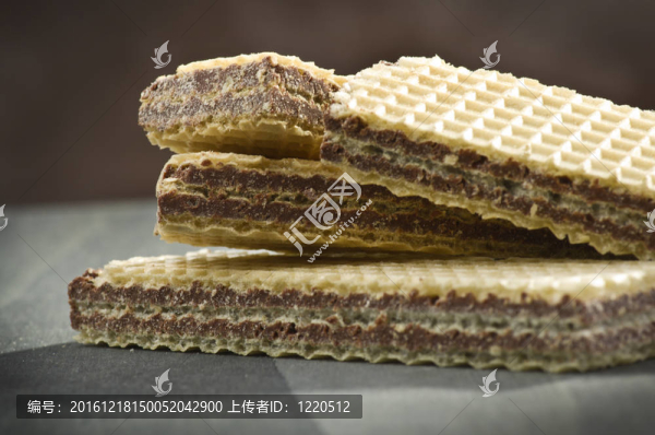 桌上不同位置的巧克力威化