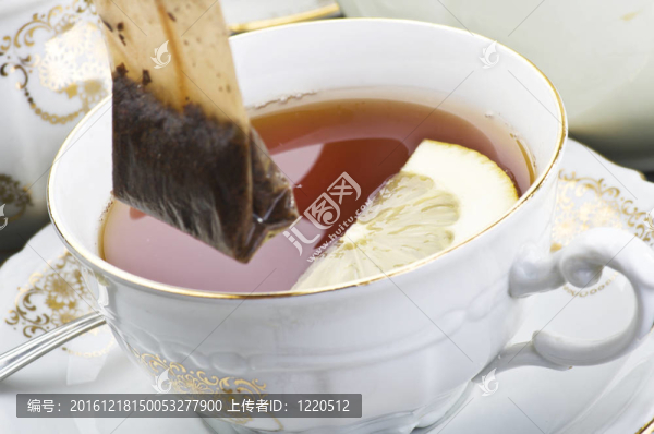 桌上放著一杯檸檬茶