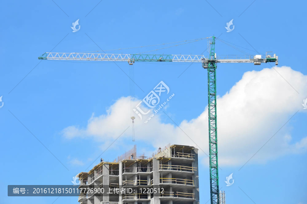 建筑起重機(jī)和建筑在藍(lán)天建設(shè)