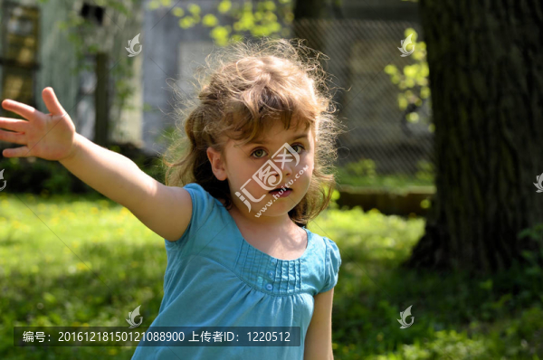 害怕小女孩說手勢-不要走