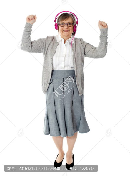 快樂(lè)的老年婦女享受音樂(lè)