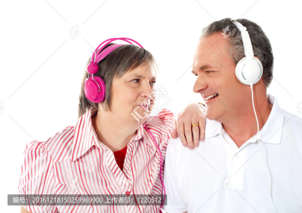 浪漫的高級情侶一起欣賞音樂