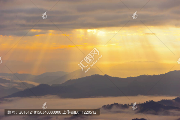 日落與山景觀；光