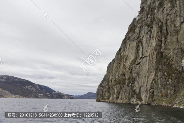 挪威海岸陡峭的巖石