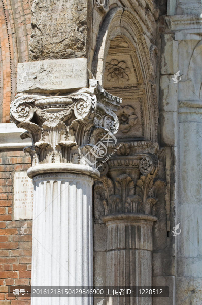 大理石柱。市政廳。Ferrara。Emilia,Romagna。意大利.