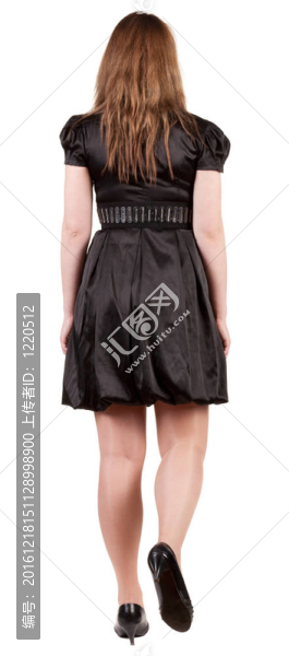 黑發(fā)女人去黑衣服的背影。