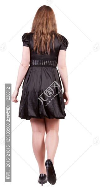 去黑人女孩服飾的背影。