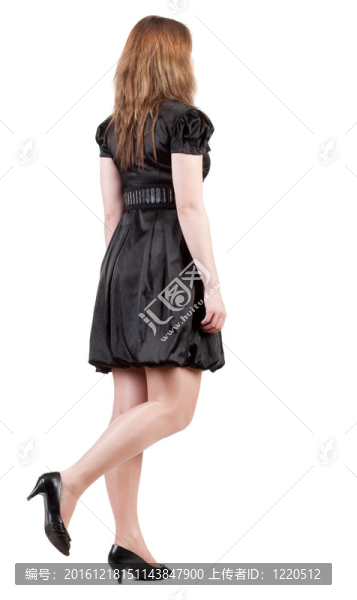 黑發(fā)女人去黑衣服的背影。
