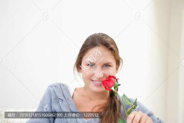 拿著玫瑰花微笑的女人
