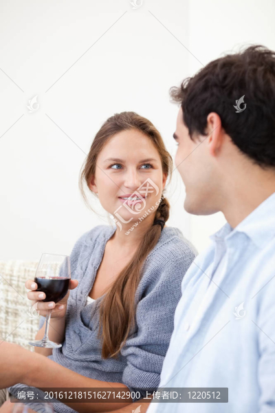 年輕夫婦一邊看一邊拿著杯子