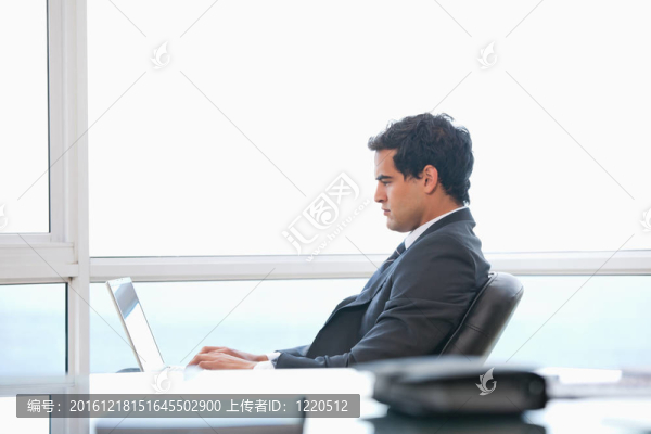 人在電腦上打字