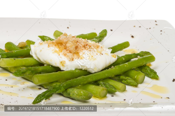 鮮蘆筍沙拉；雞蛋和面包