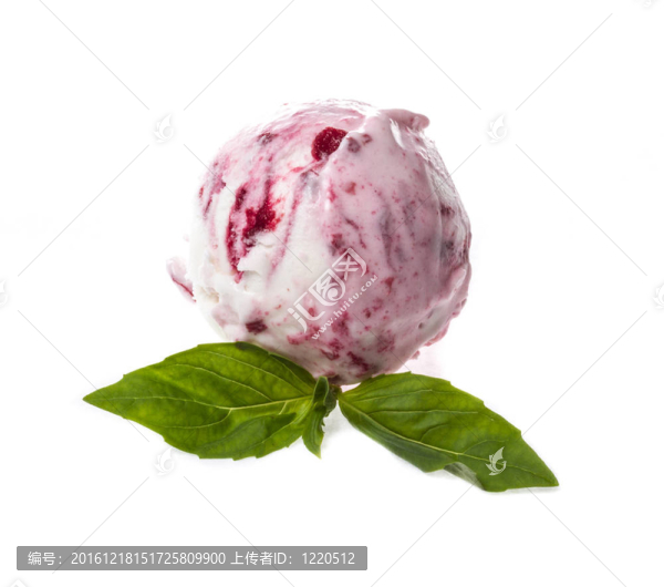從白色背景上摘下草莓冰淇淋
