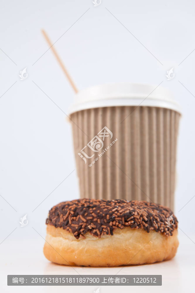 一個炸圈餅和一杯咖啡放在一起