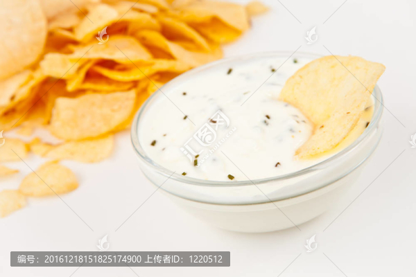 碗蘸香草片旁邊