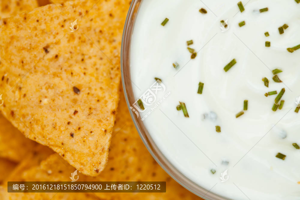 特寫一碗白浸在玉米片