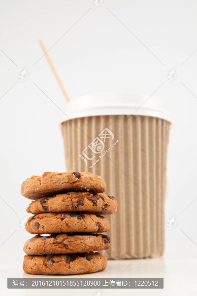 五個(gè)餅干和一杯茶放在一起