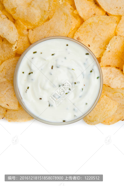 關(guān)閉了一碗白底包圍nachos的草藥