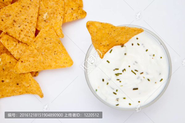 用墨西哥草藥浸碗蘸它
