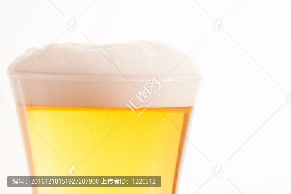 頂部的玻璃充滿啤酒和泡沫