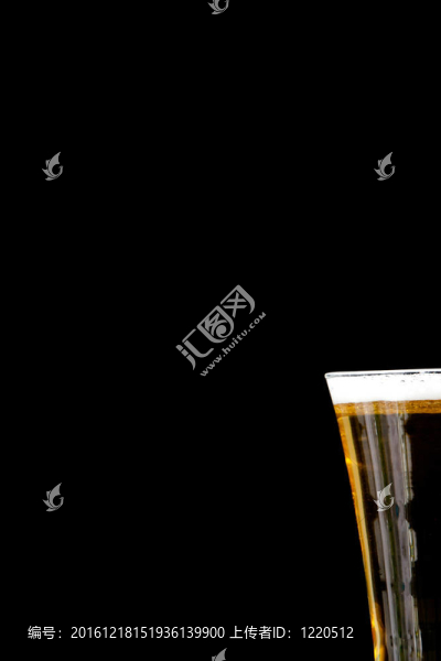 充滿泡沫和啤酒的玻璃