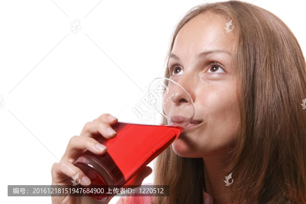 喝紅葡萄酒的年輕女子