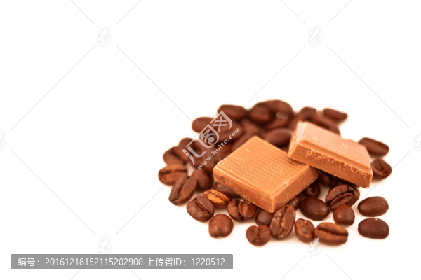 咖啡籽上的兩塊巧克力